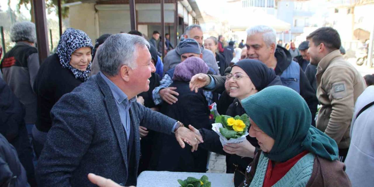Başkan Kepenek Honazlı Kadınlara Çiçek Takdim Etti