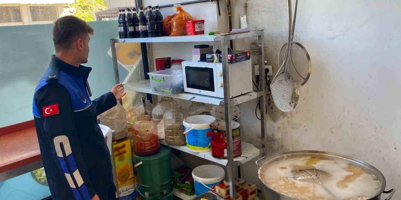 Hijyen Kurralarına Aykırı Yemek İmalatı Yapan Ruhsatsız İşletme Mühürlendi