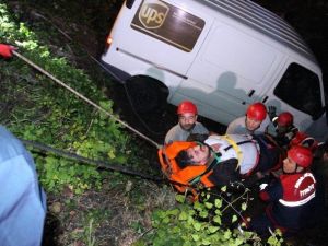 Ereğli’de Kargo Minibüsü Dereye Uçtu: 1 Yaralı