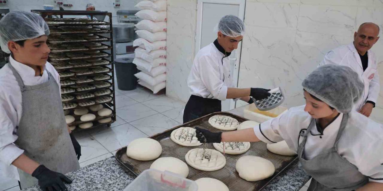 Diyarbakır’da Meslek Lisesi Öğrencileri 130 İhtiyaç Sahibi Aileye Ramazan Pidesi Çıkartıyor