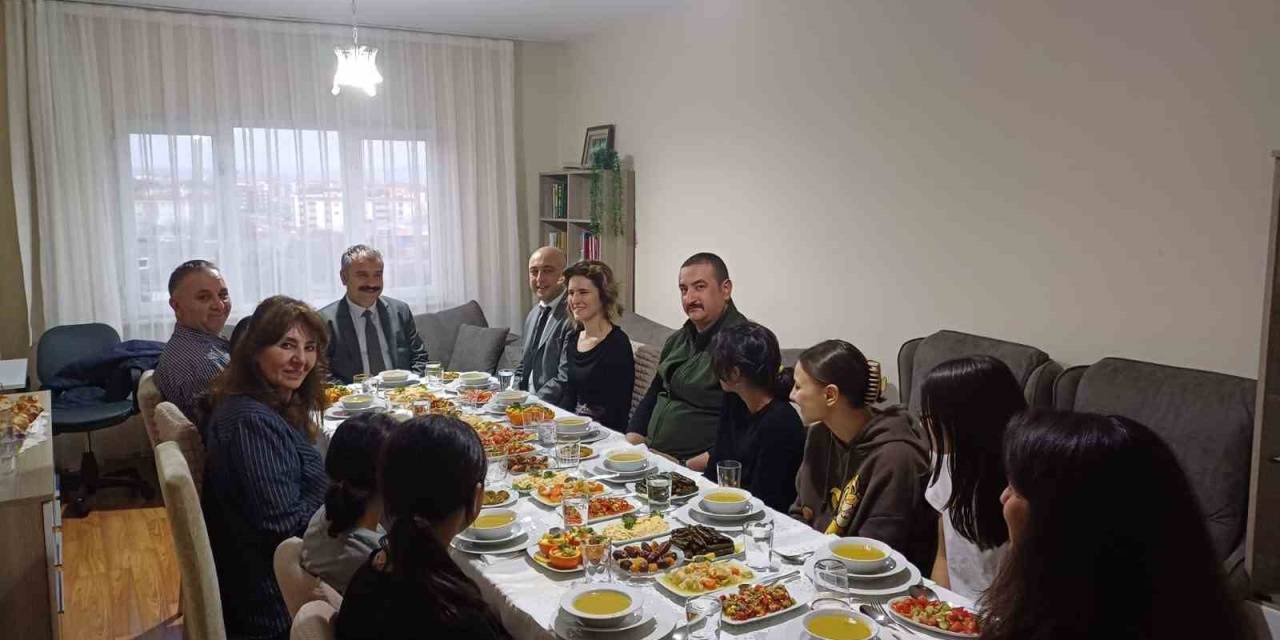 Aile Ve Sosyal Politikalar Yetkilileri Çocuklarla İftar Yaptı