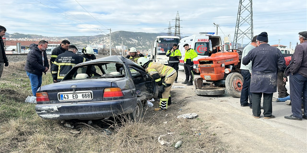 Ehliyetsiz sürücünün kullandığı otomobil ile traktör çarpıştı: 2 yaralı