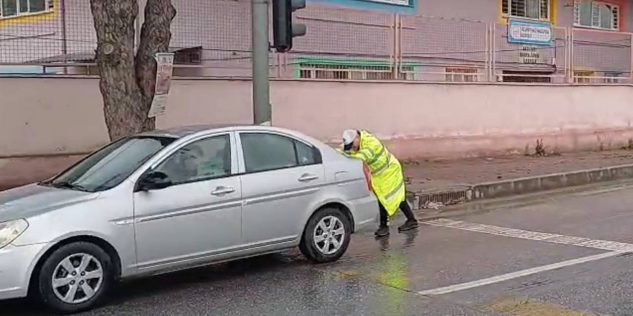 Aydın’da Arızalanan Araca Polis Yardımı