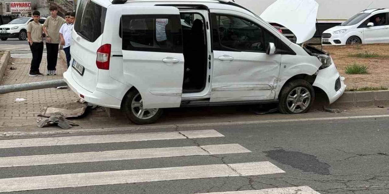 Mardin’de Araç Direğe Çarptı: 5 Yaralı