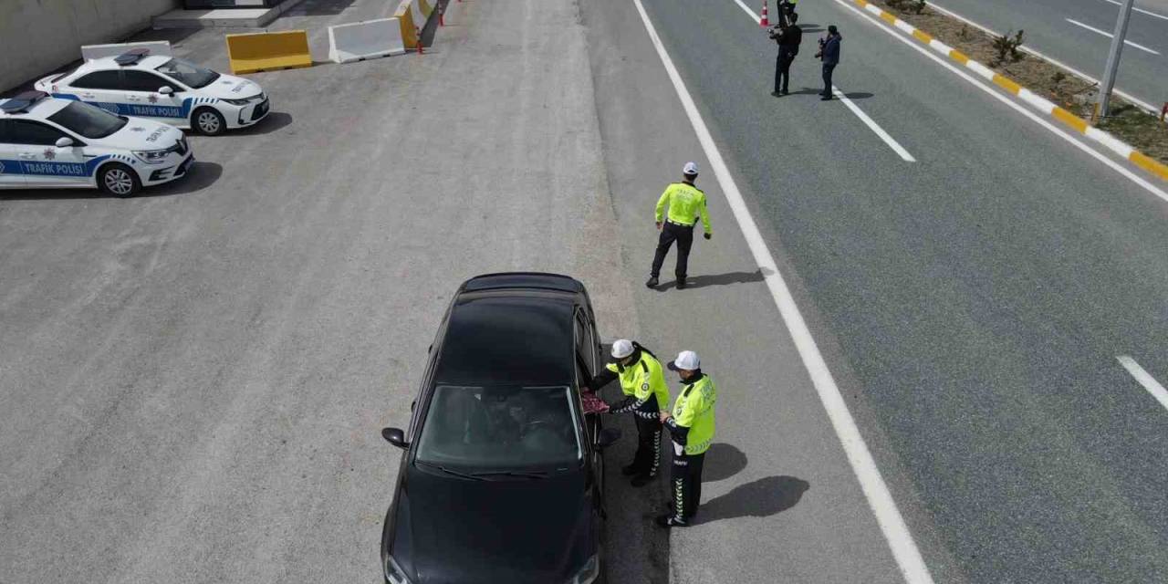Erzincan’da Trafik Denetiminde Kolonya Ve Şeker İkramı