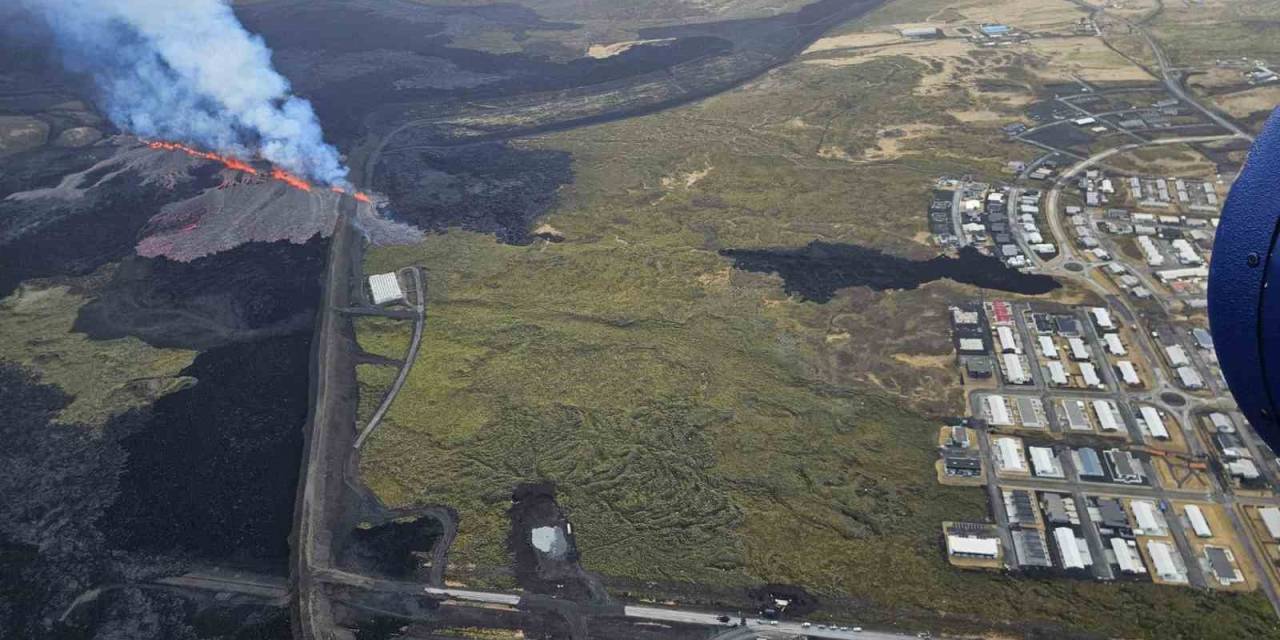 İzlanda’nın Reykjanes Yarımadası’ndaki Yanardağda Patlama
