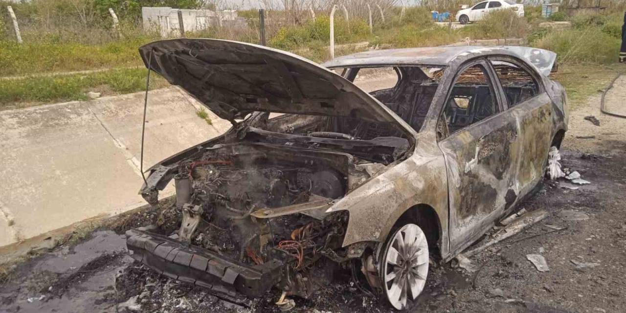 İki Farklı Yerde Yanan Otomobiller Demir Yığınına Döndü