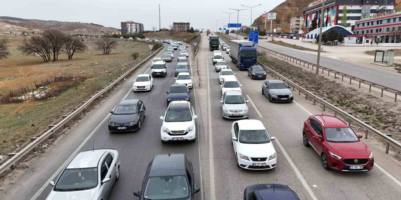 Tatilciler Erken Dönüşe Geçti: 43 İlin Geçiş Güzergahında Trafik Yoğunluğu