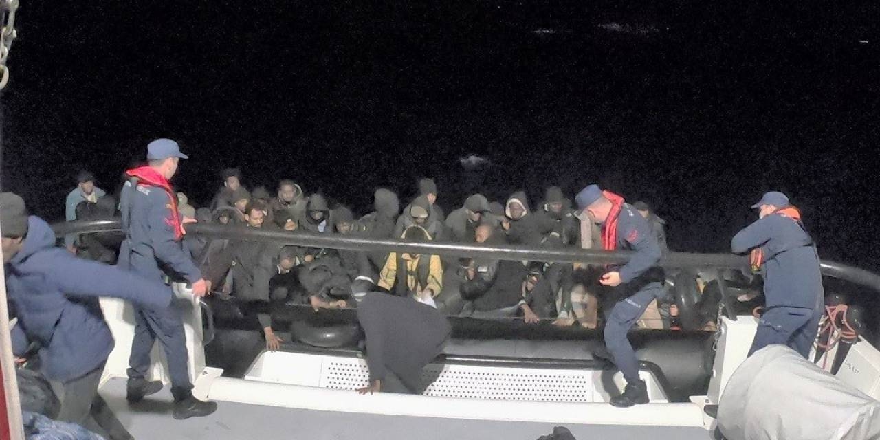 46 Düzensiz Göçmen Lastik Botta Yakalandı