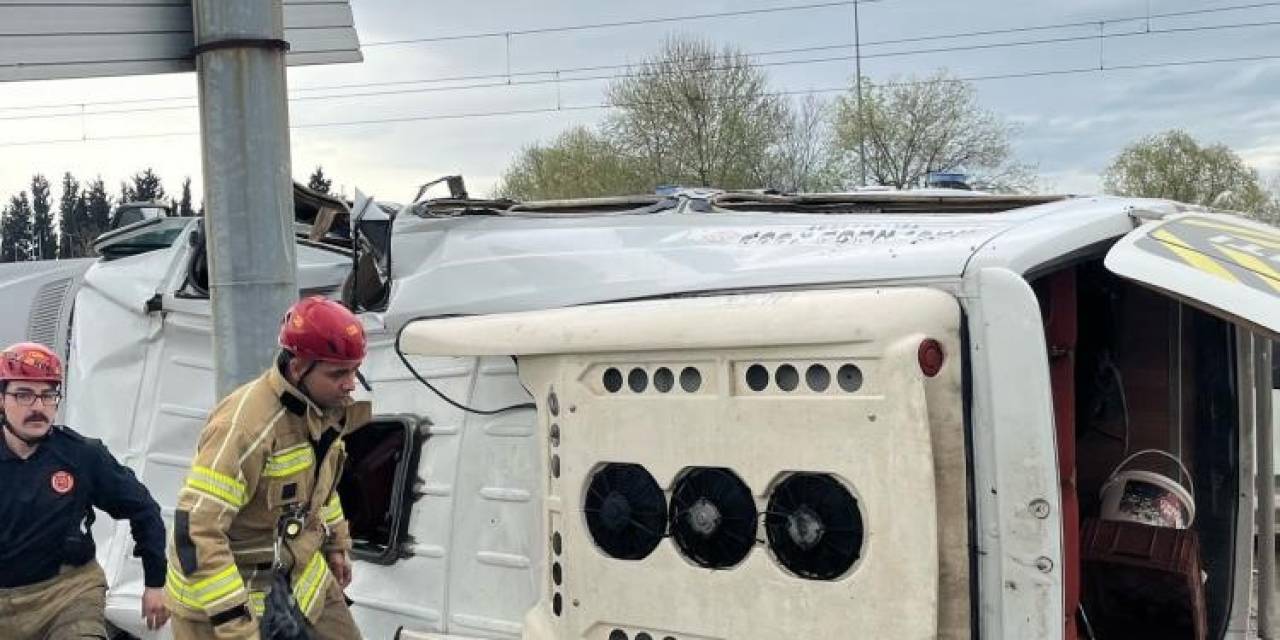 Kontrolden Çıkan Servis Aracı Refüje Girdi: 1 Bebek Öldü, 5 Kişi Yaralandı