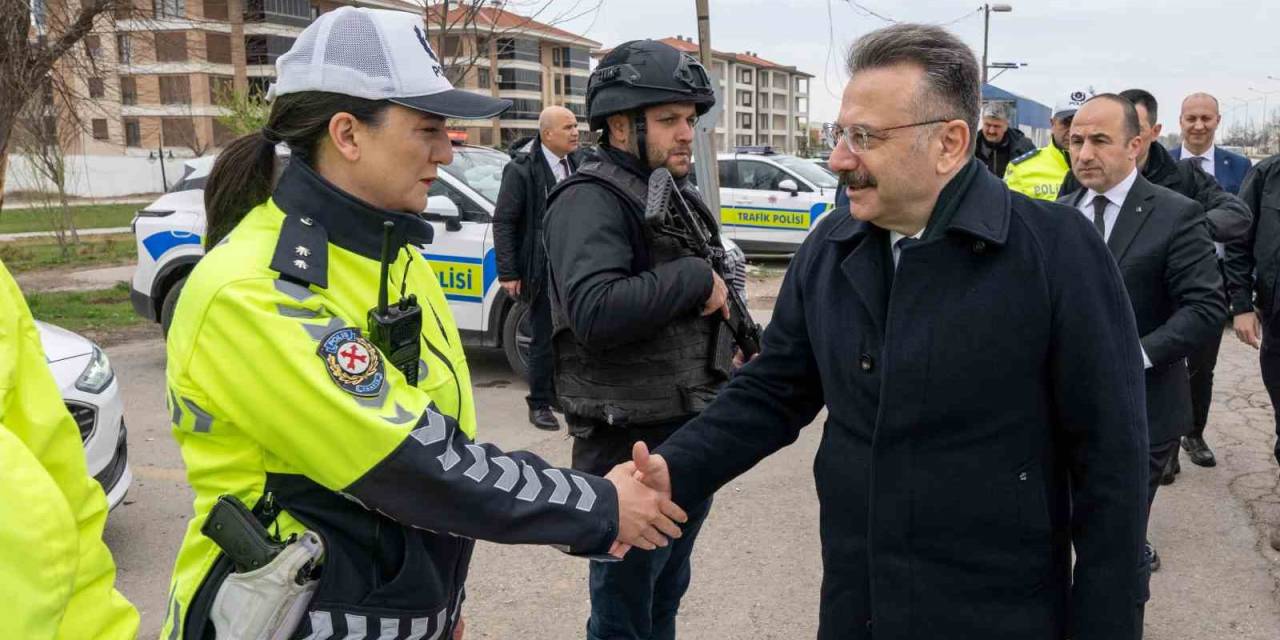 Eskişehir Valisi Hüseyin Aksoy Polis Uygulama Noktasını Ziyaret Etti