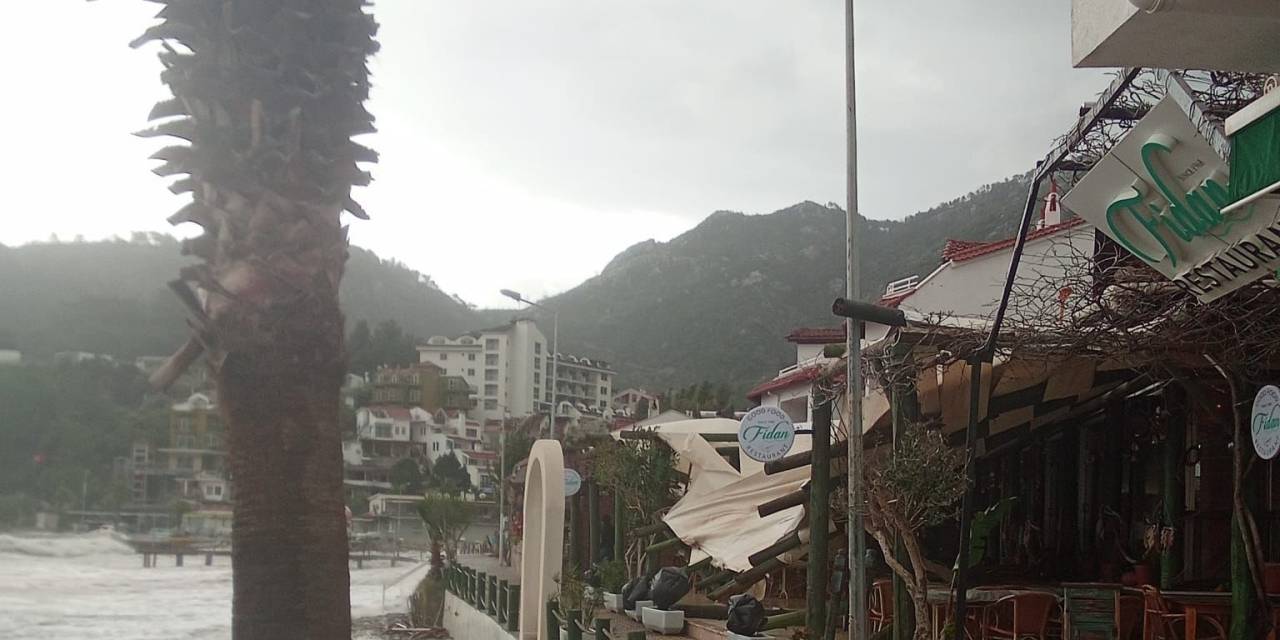 Marmaris’te Fırtına Etkili Oldu: Tekneler Kıyıya Vurdu, Çatılar Çöktü