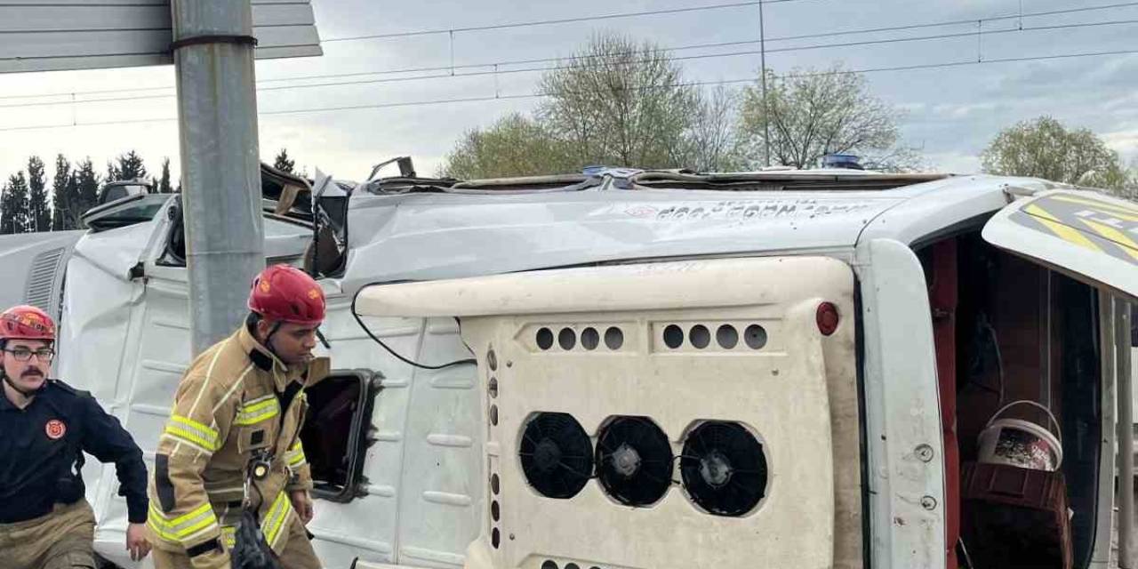 Bursa’da Servis Aracı Bariyerlere Çarptı: 6 Yaralı