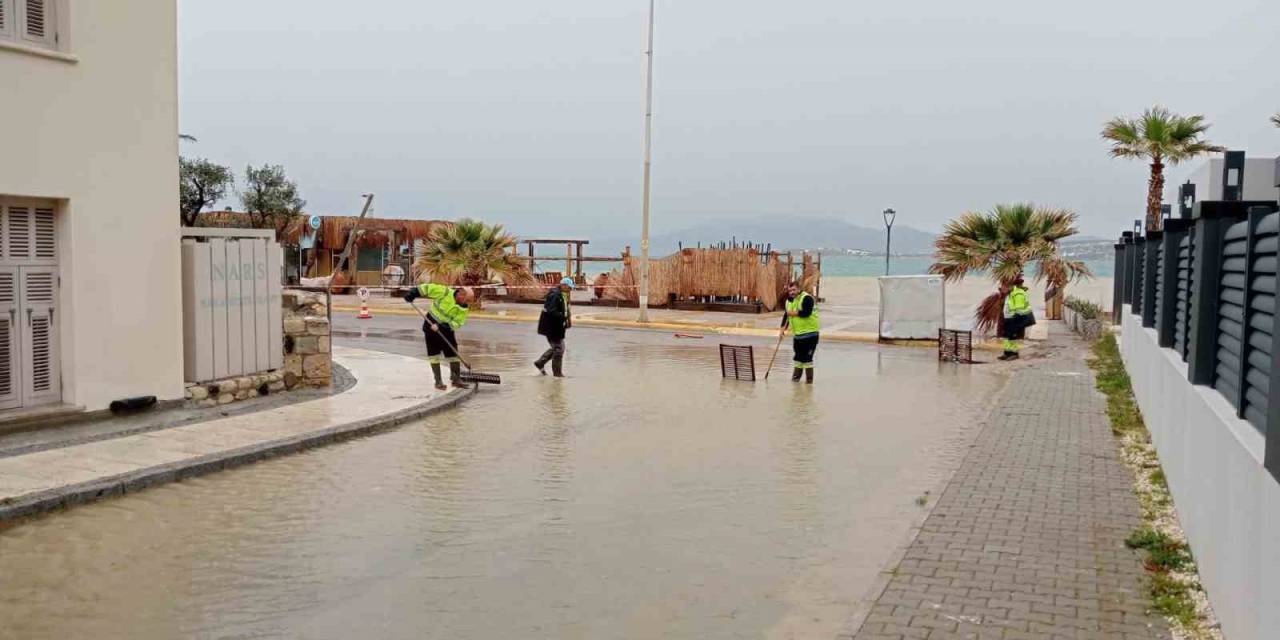 Çeşme’de Sağanak Yağış: Sokaklar Göle Döndü