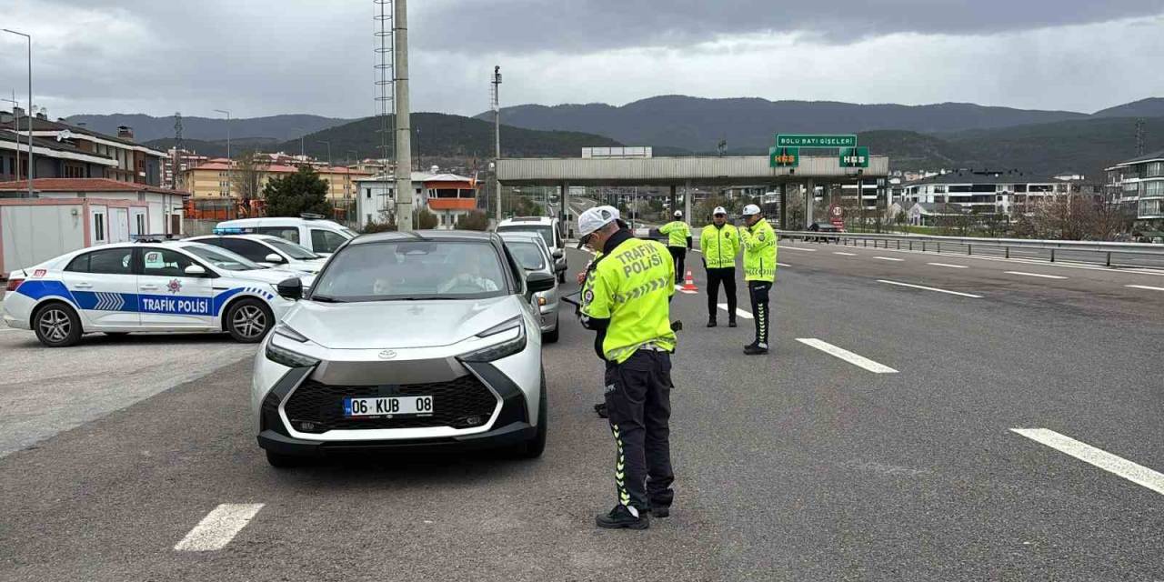 Yollarda Bayram Dönüşü Hareketliliği: Polisler Tek Tek Denetledi