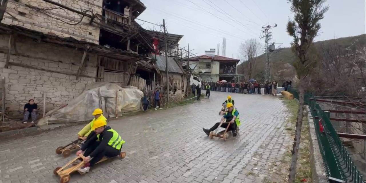 Fren Yok, Heyecan Çok, Geleneksel Tahta Araba Yarışı Nefesleri Kesti