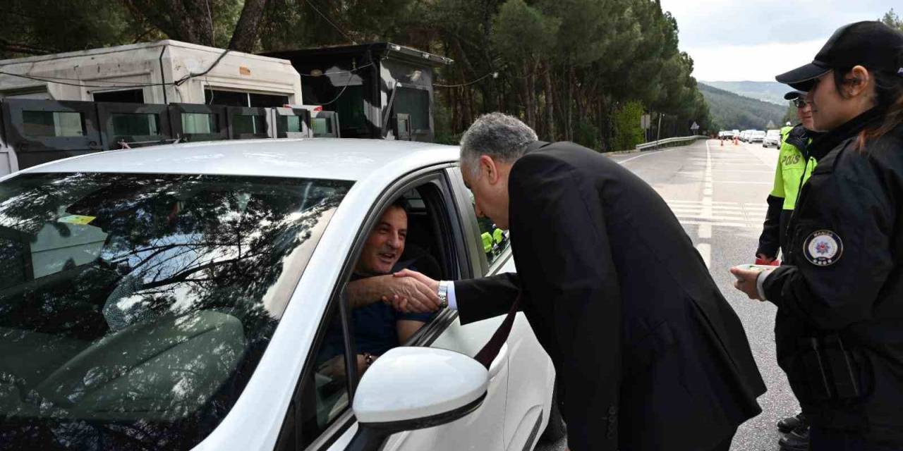 Emniyet Müdürü Aktaş’tan Sürücülere Şeker İkramı