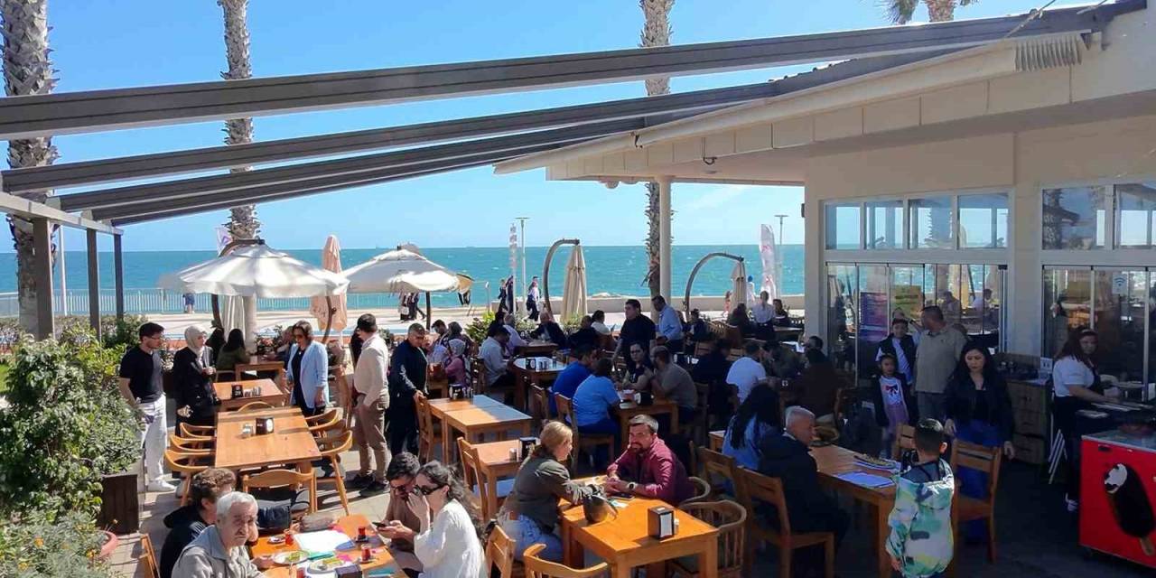 Mersinliler Bayramda Belediyenin Kafelerine Akın Etti