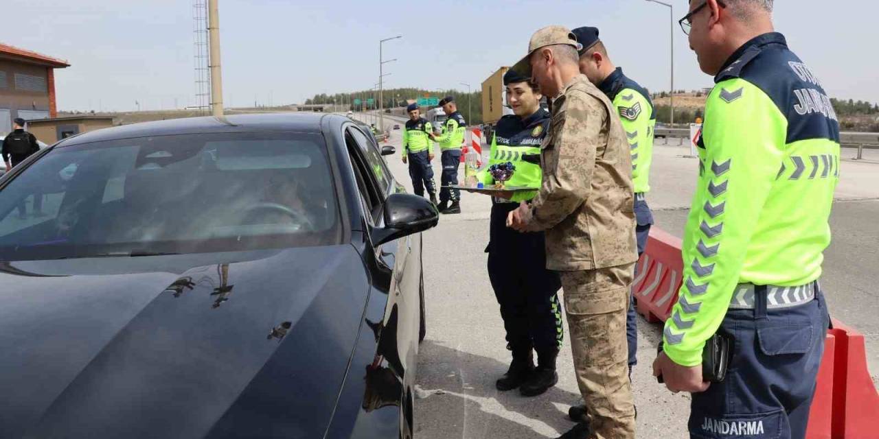Gaziantep’te Jandarma Ekipleri Bayram Tedbirlerini Sürdürüyor
