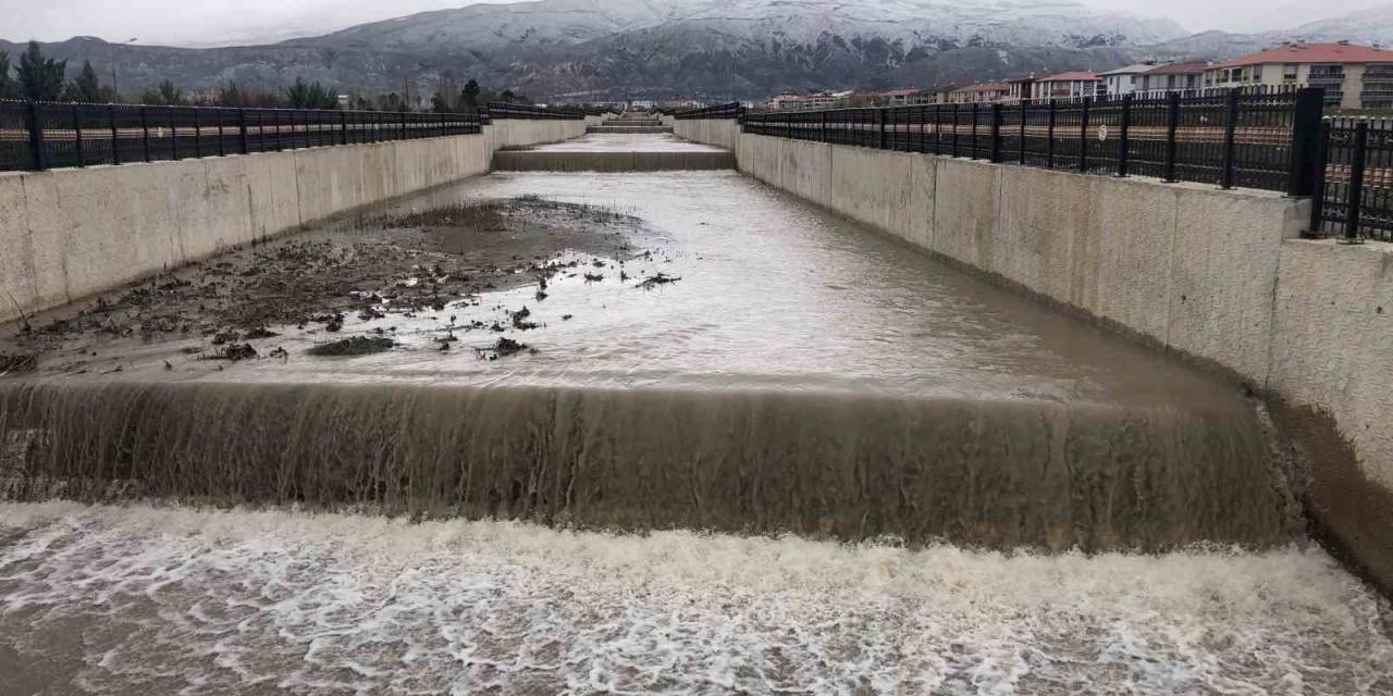 Kuruyan Vasgirt Deresinden Sel Akıyor