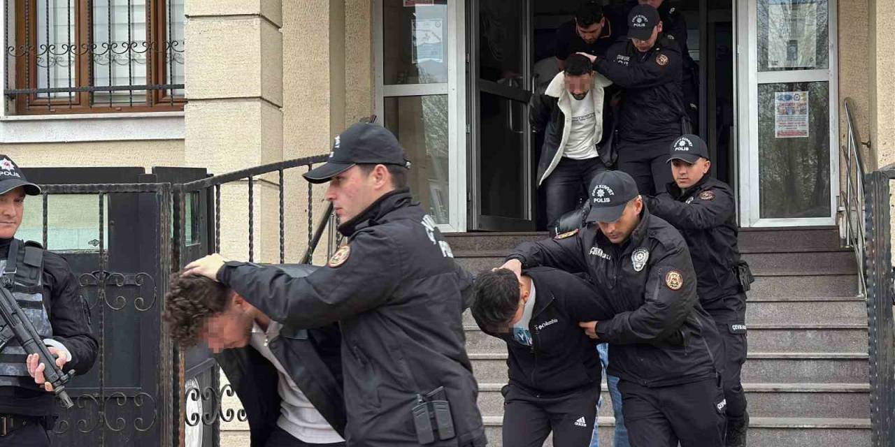 Bayram Gecesini Kana Bulayıp İki Kişiyi Öldüresiye Darp Eden 19 Şüpheli Adliyede