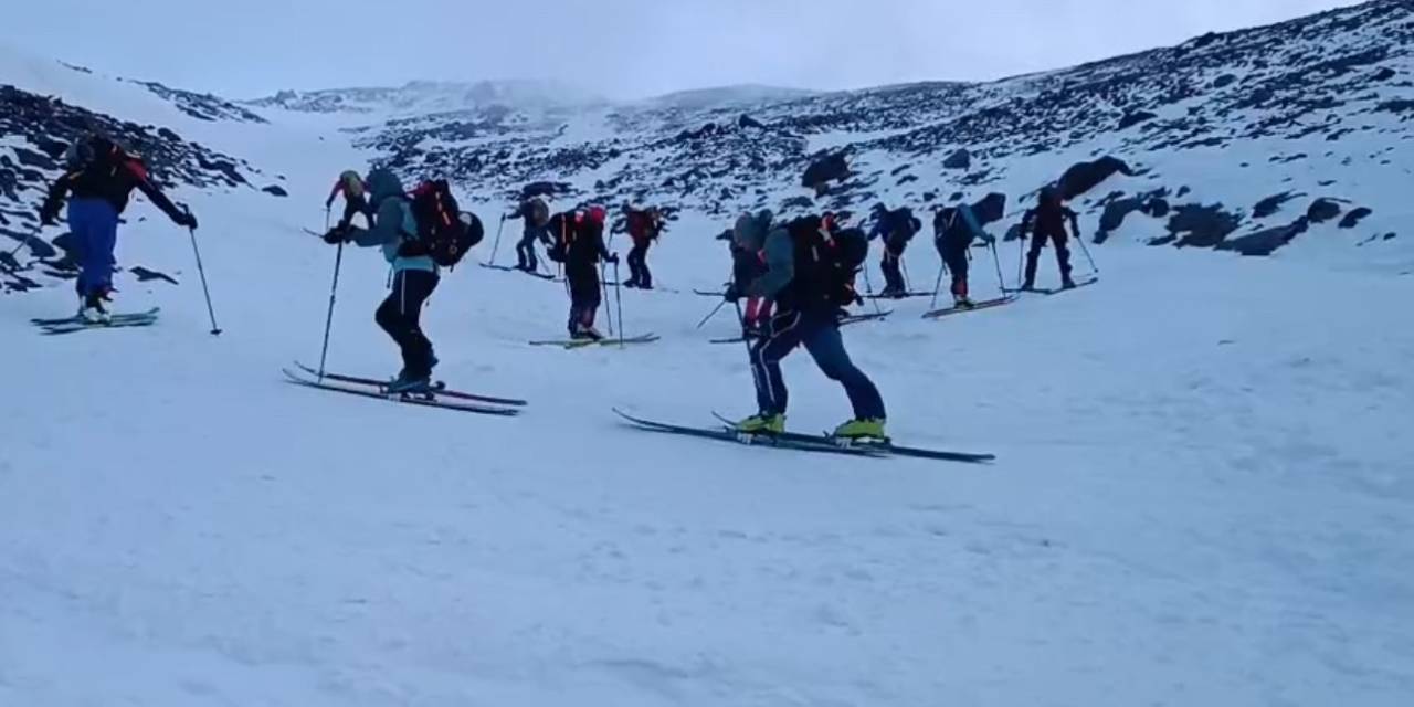 Ağrı Dağı’nda Dağcılar Zirveye Tırmanırken Kayak Yaptı