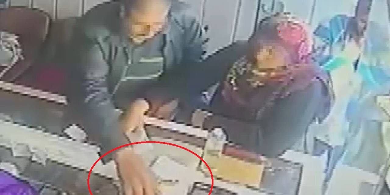 Kuyumcuda Altın Bakan Şahıs Kaşla Göz Arasında 100 Bin Tl’lik Altın Bilekliği Cebine Attı