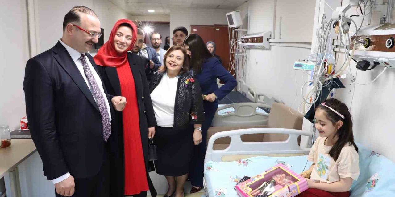 Rektör Ahmet Hacımüftüoğlu İle Eşinden Anlamlı Bayram Ziyareti