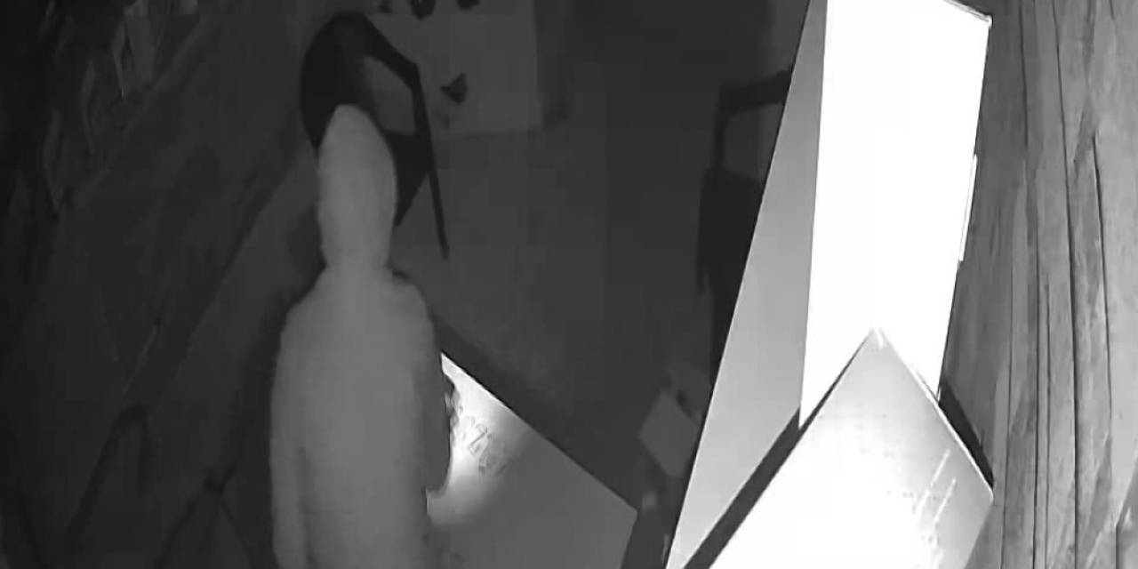 O Anlar Kamerada: Duvar Delip İş Yeri Soydu, Yakalanınca İnkar Etti