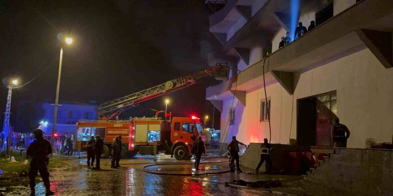 Siirt’te Terlik Fabrikasında Çıkan Yangında 11 Kişi Dumandan Etkilendi