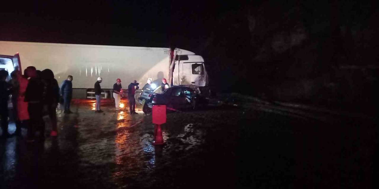 Kütahya’da Tır, Otomobilin Üzerine Devrildi: 1 Ölü, 1 Yaralı