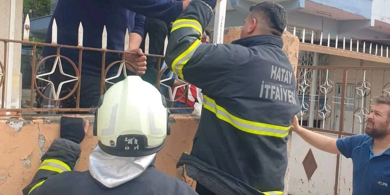 Çocuğun Kolu Demir Korkuluğa Saplandı