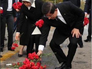 Başbakan Davutoğlu’ndan 97 Kişinin Öldüğü Yere Kırmızı Karanfil