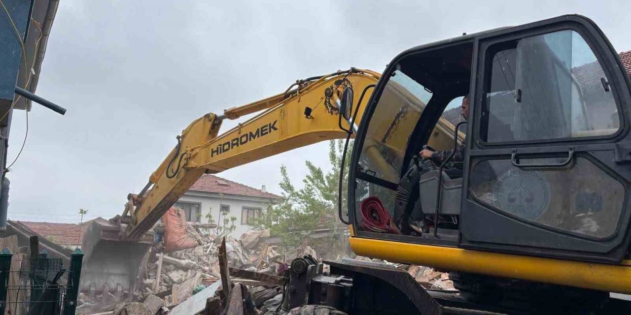 Erenler’de Metruk Binalar Yıkılıyor