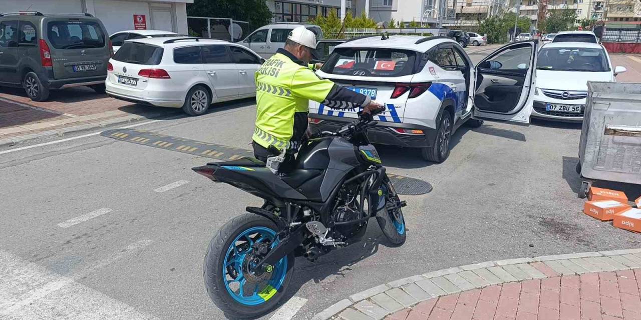 Plakasız Motosiklet Sürücüsünün Son İhlali Pahalıya Mal Oldu: 100 Ceza Puanından Ehliyeti İptal Edildi