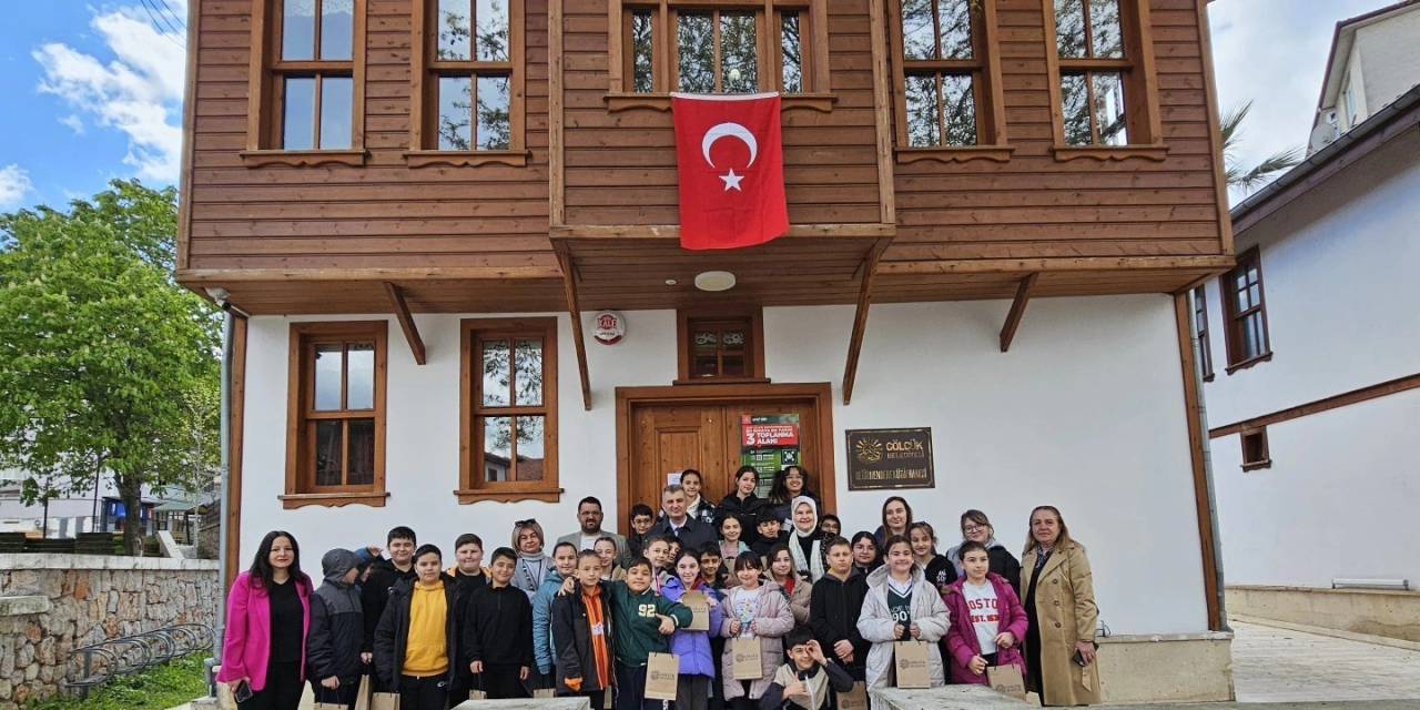 Kitap Okuyan Çocuklar Ödüllendirildi