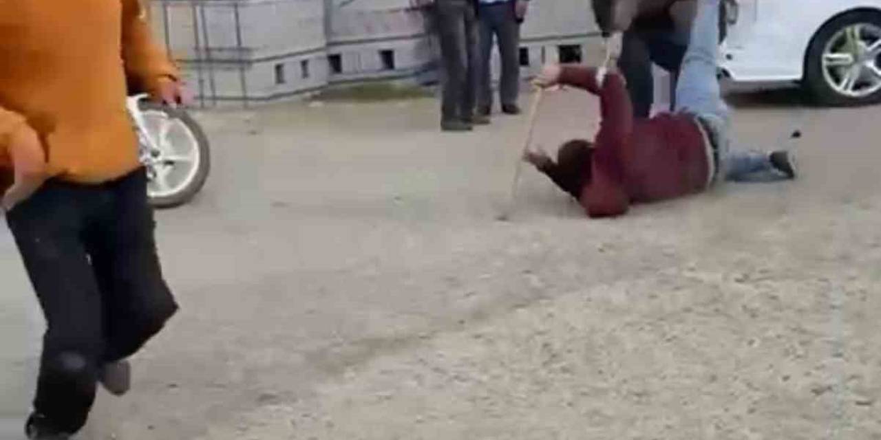 Sopalarla Birbirlerine Acımasızca Vurdular... O Anlar Kamerada