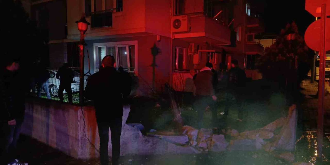 Zincirleme Kazada Kontrolden Çıkan Otomobil Sitenin Bahçesine Uçtu: 3 Yaralı