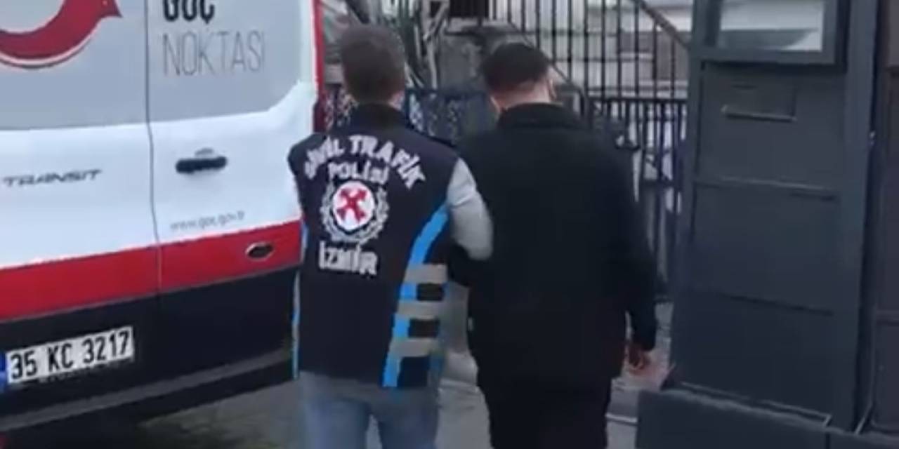 Arkasındaki Aracı Yumruklamıştı, Ehliyetinden Oldu