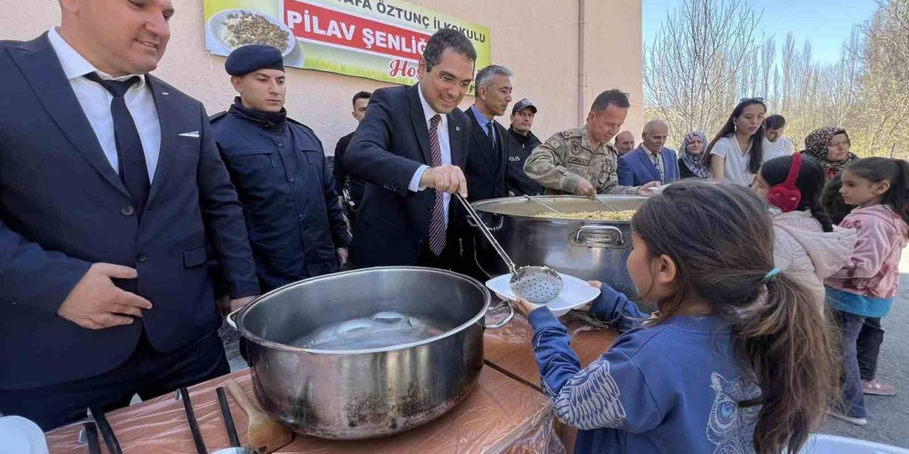 Okul Bahçesindeki Pilav Şenliğinde Öğrenciler