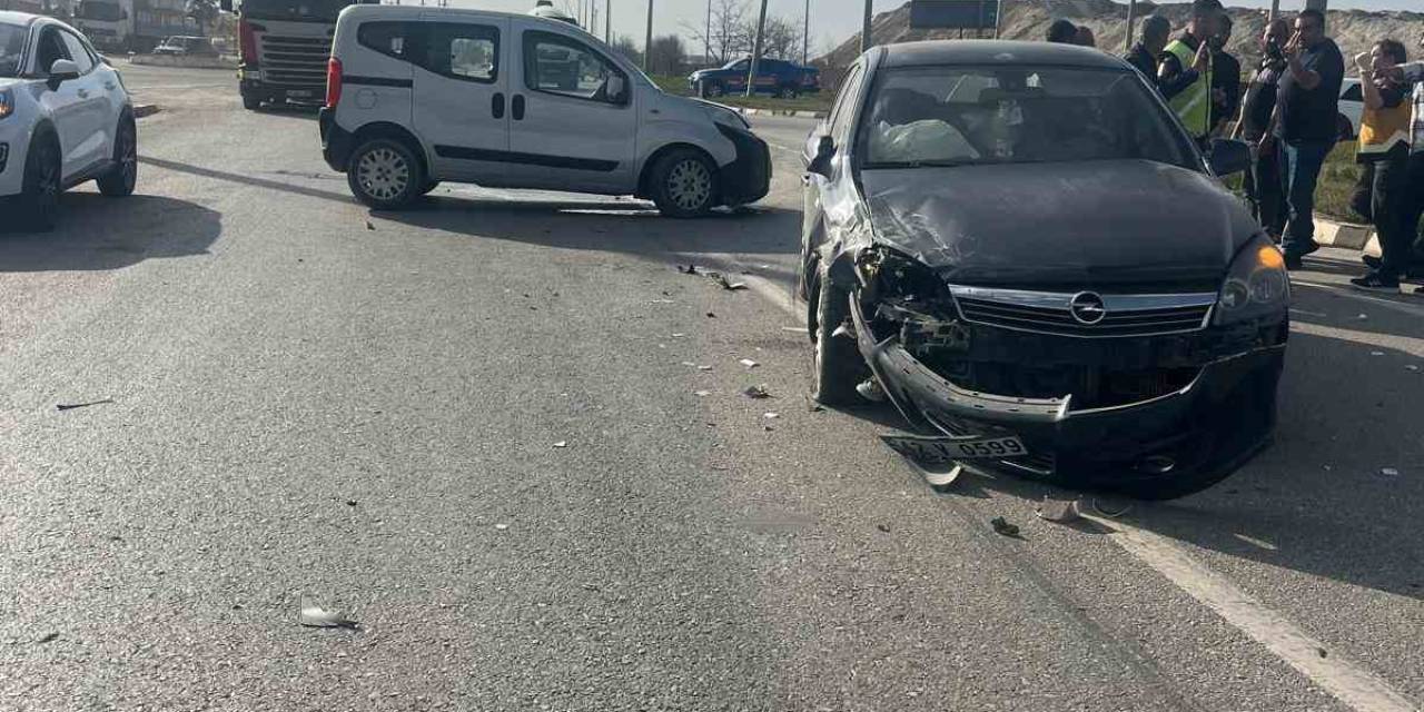 Hafif Ticari Araç İle Otomobil Çarpıştı: 5 Yaralı