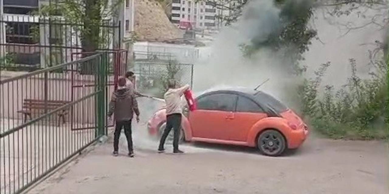 Alev Alan Otomobile İlk Müdahaleyi Okul Müdürü Yaptı