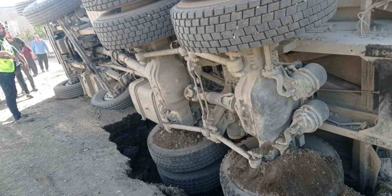 Yolun Çökmesiyle Kum Yüklü Kamyon Devrildi