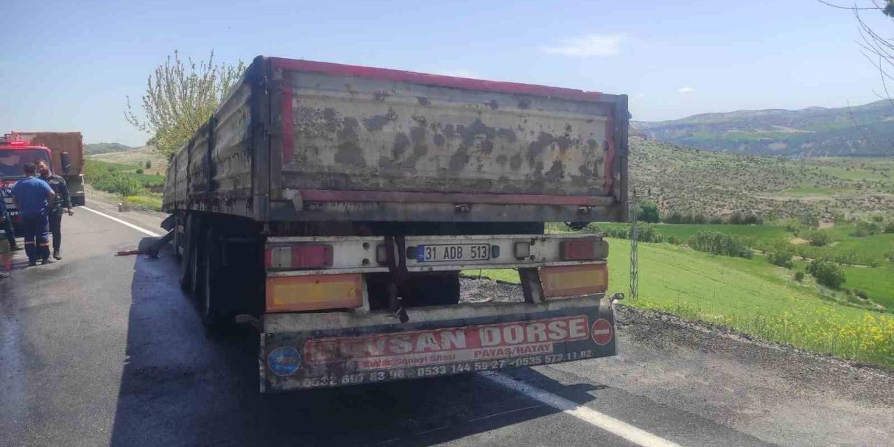 Besni’de Seyir Halindeki Tır Alev Aldı