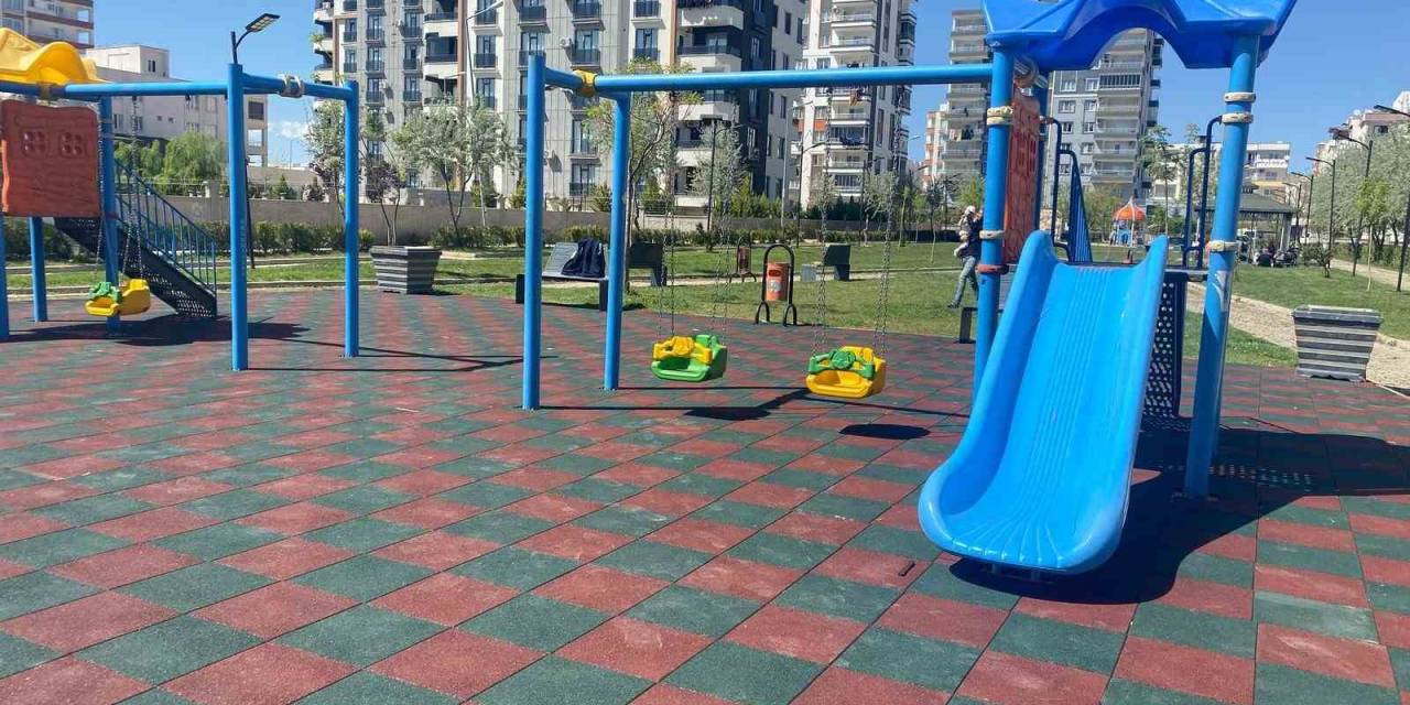Kahta Belediyesi Parkları Yaza Hazırlıyor