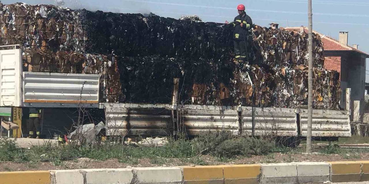 Hurda Ve Kağıt Taşıyan Tırın Dorsesinde Yangın