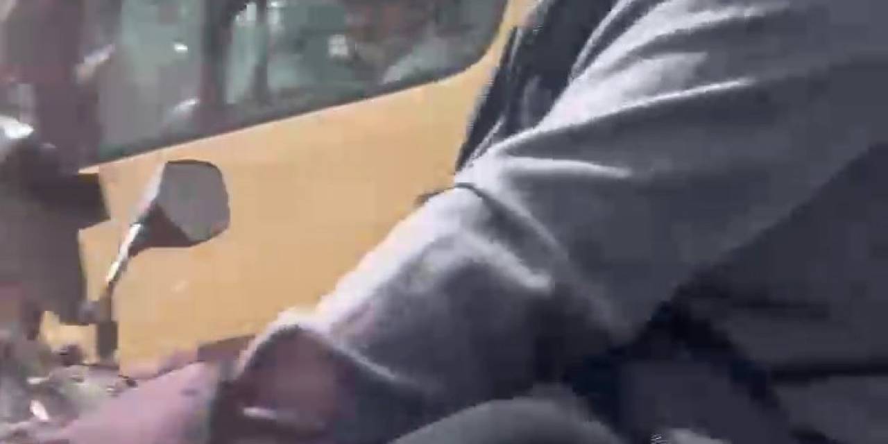 Esenyurt’ta Motosikletli Maganda Kamerada: Otomobili Tekmeledi, Aynasını Kırdı