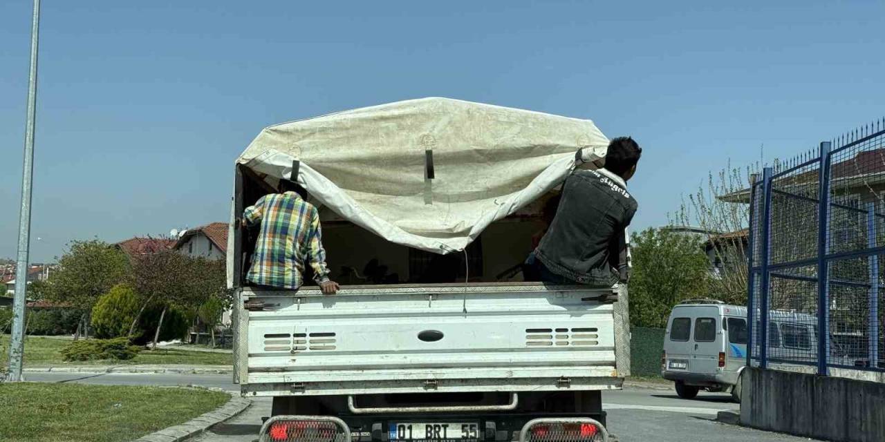 Şehrin Göbeğinde Kamyonet Kasasında Çocukların Tehlikeli Yolculuğu