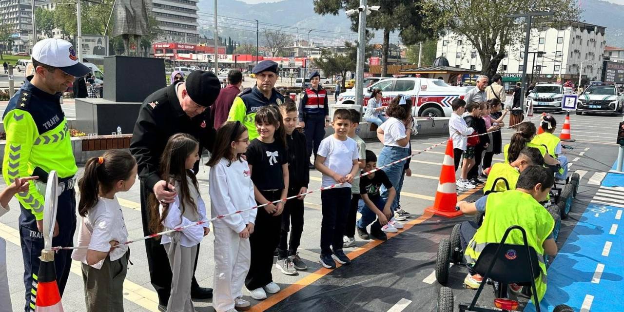 Bursa İl Jandarma Komutanlığı’ndan Miniklere Trafik Dersi