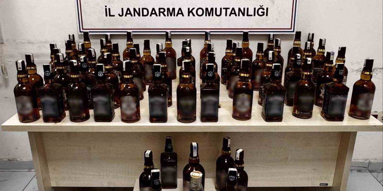 Otomobilden Şişe Şişe Kaçak İçki Çıktı